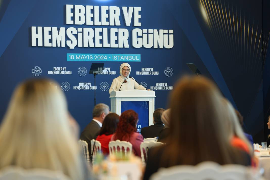 Emine Erdoğan İstanbul’da hemşire ve ebelerle bir araya geldi - Resim: 18